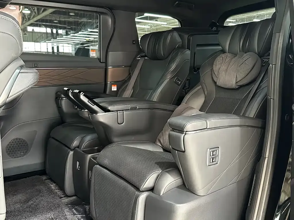Toyota Alphard — фото 2