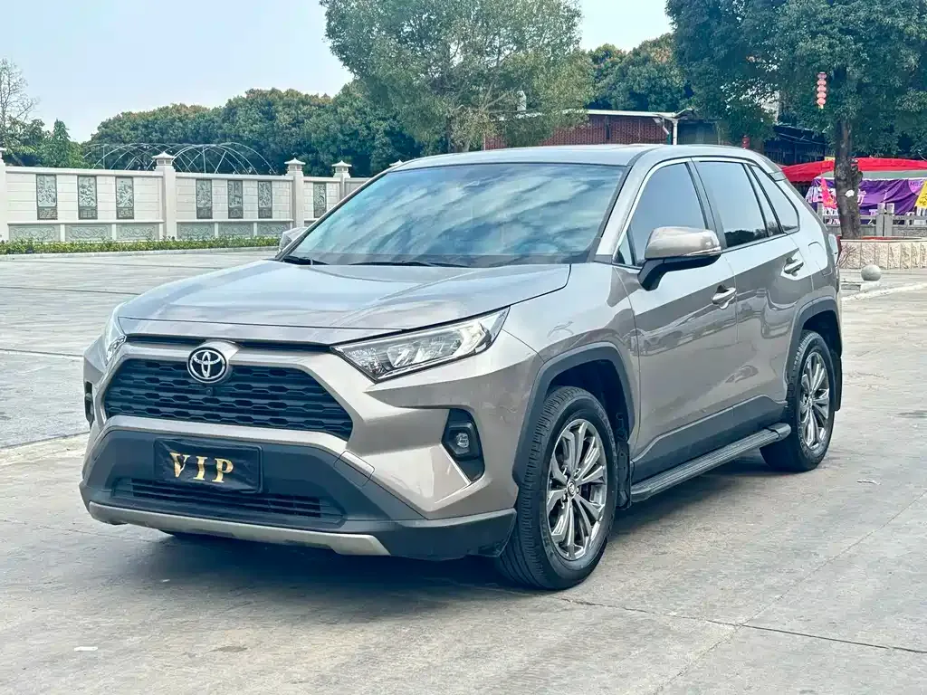 Toyota RAV4 — фото 1