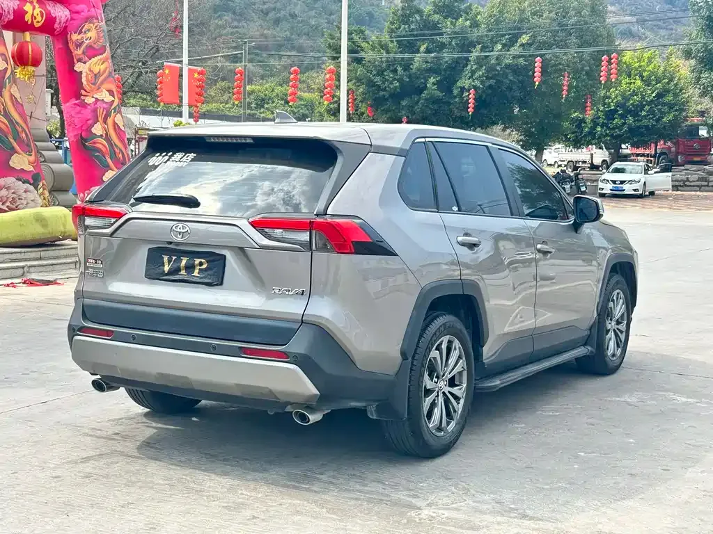 Toyota RAV4 — фото 8