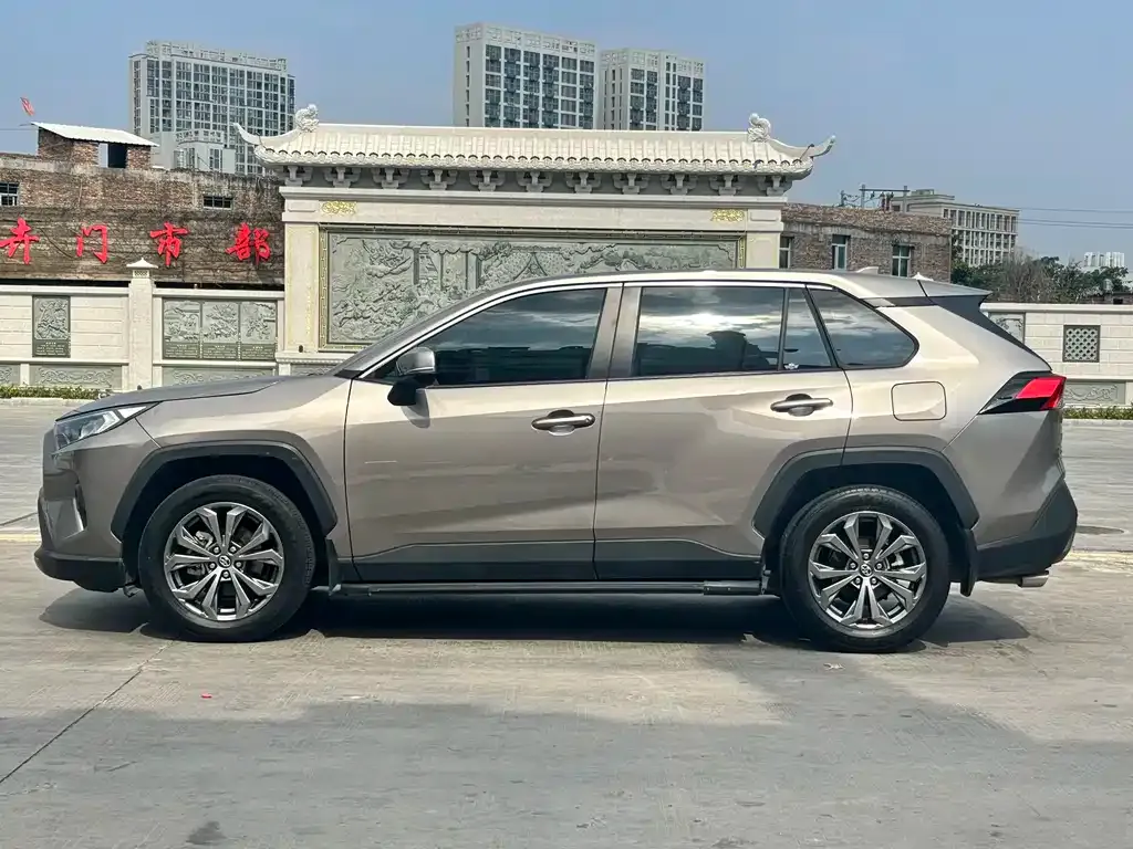 Toyota RAV4 — фото 7