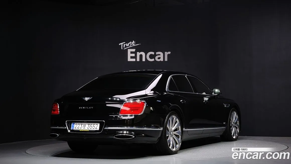 Bentley Flying Spur — фото 3