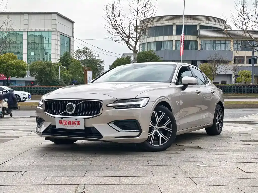 Volvo S60 — фото 1