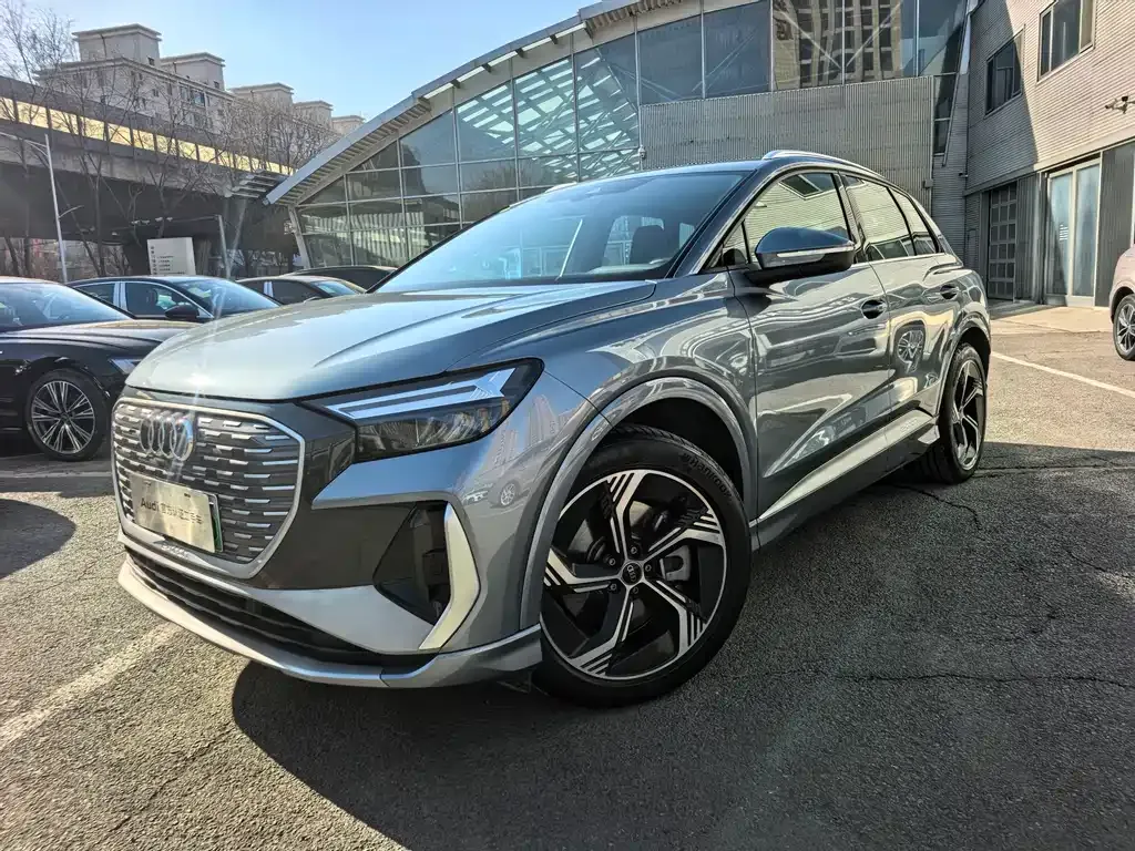 Audi Q4 e-tron — фото 1
