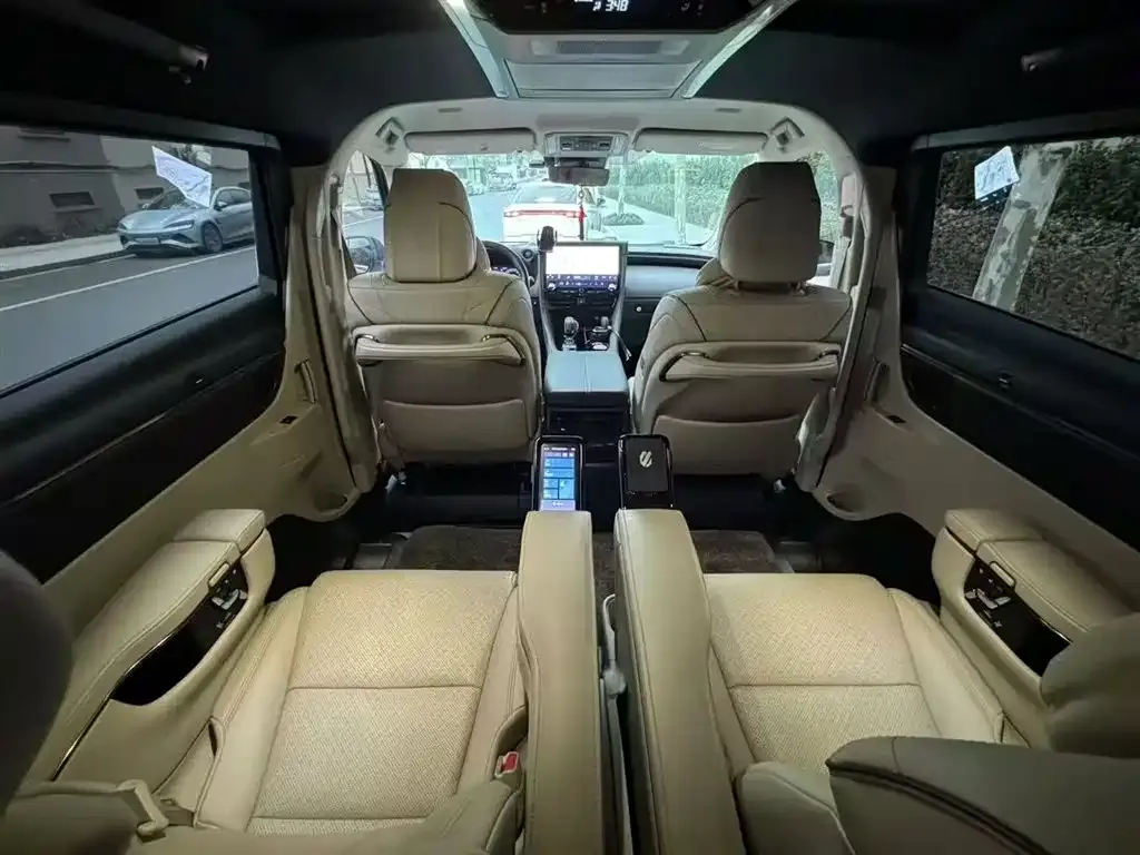 Toyota Alphard — фото 2