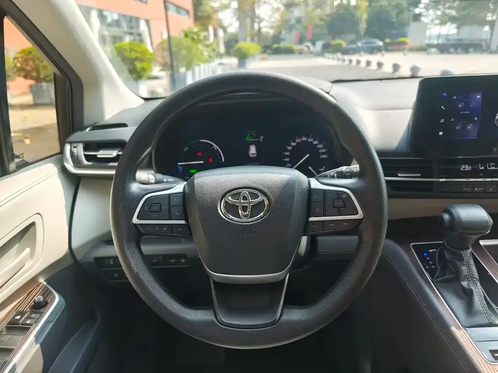 Toyota Granvia — фото 4