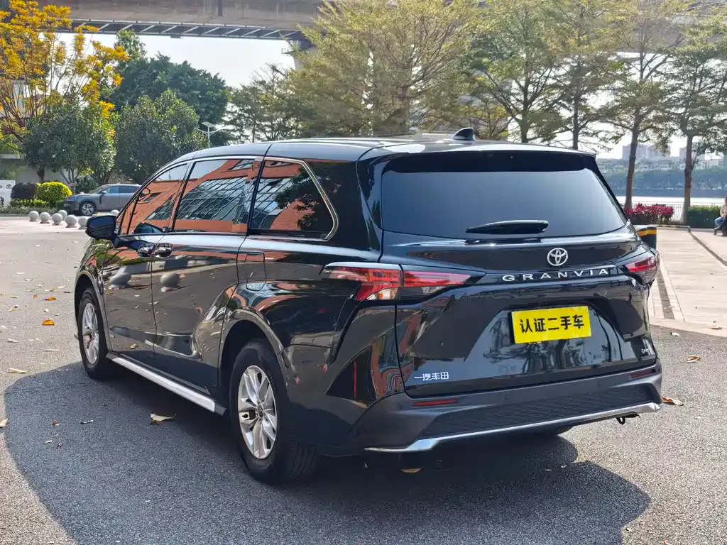 Toyota Granvia — фото 8