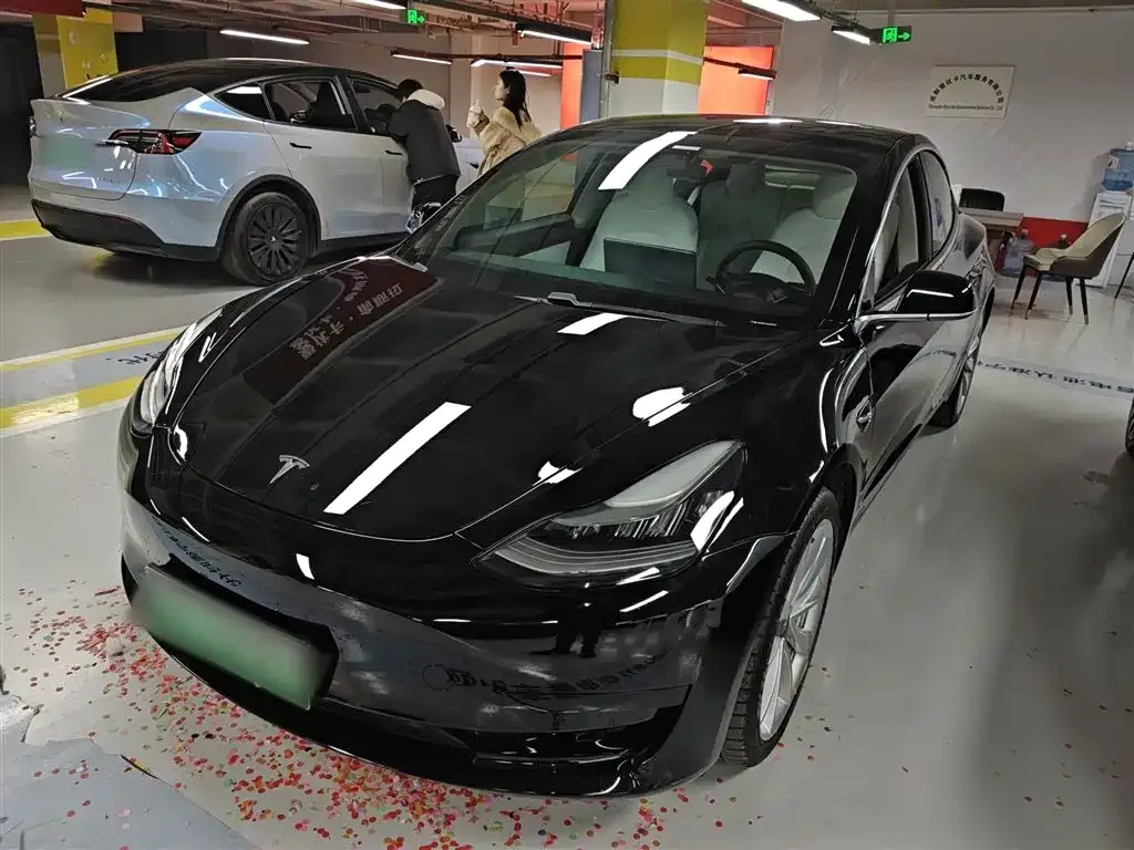 Tesla Model 3 — фото 1