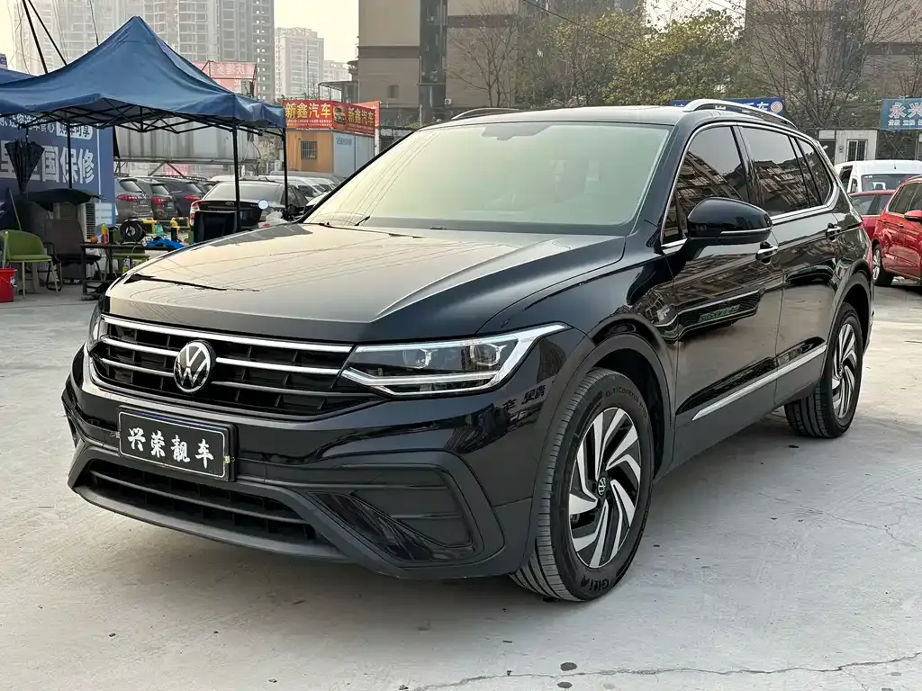 Volkswagen Tiguan L — фото 1