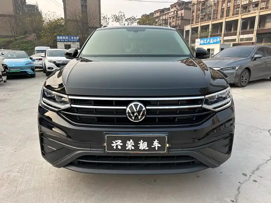 Volkswagen Tiguan L — фото 8