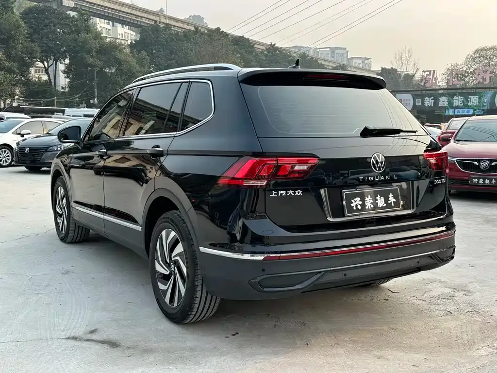 Volkswagen Tiguan L — фото 9