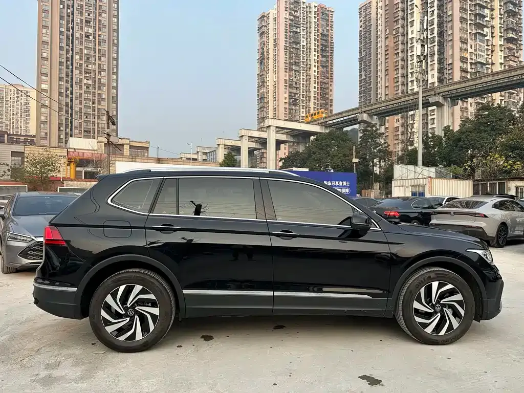 Volkswagen Tiguan L — фото 10