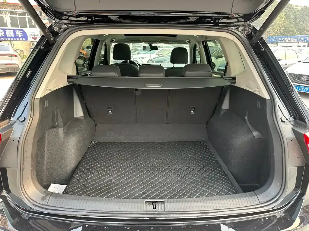 Volkswagen Tiguan L — фото 2