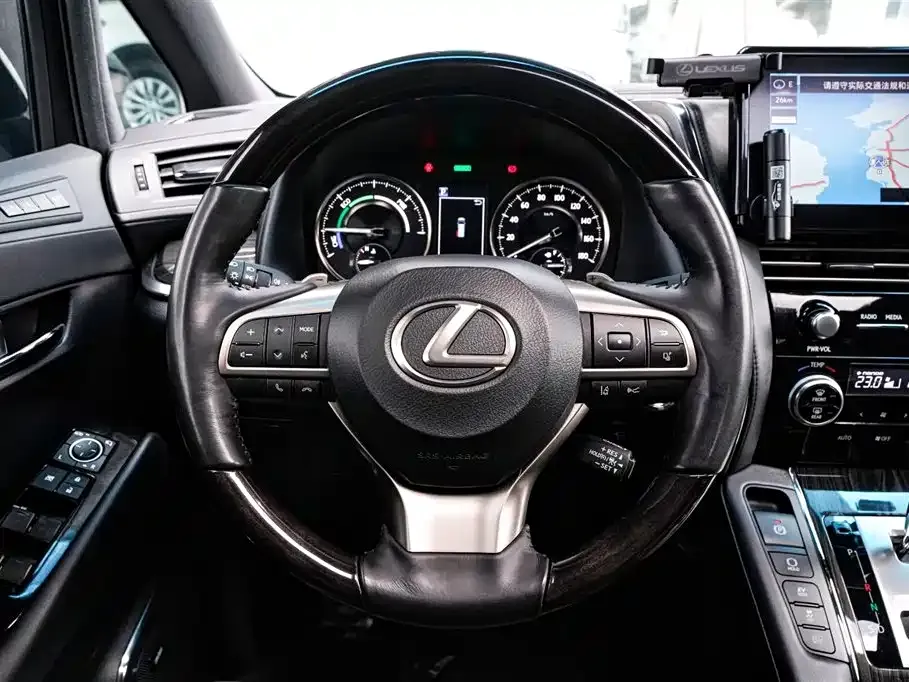 Lexus LM — фото 2