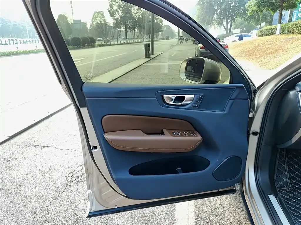 Volvo XC60 — фото 10