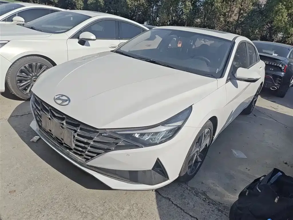 Hyundai Elantra — фото 1