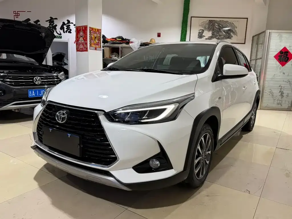 Toyota Yaris L — фото 1