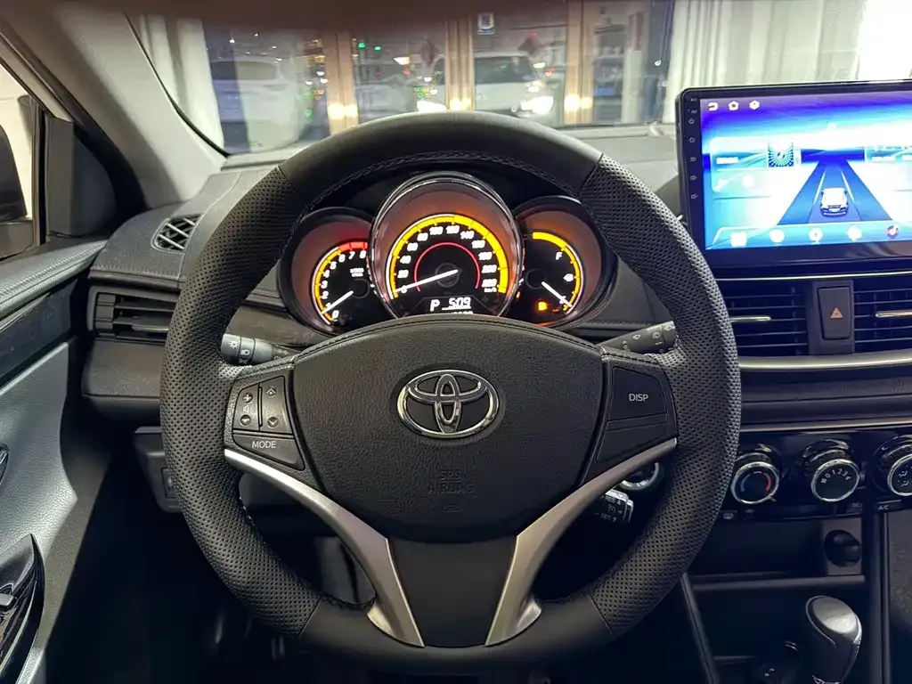 Toyota Yaris L — фото 7