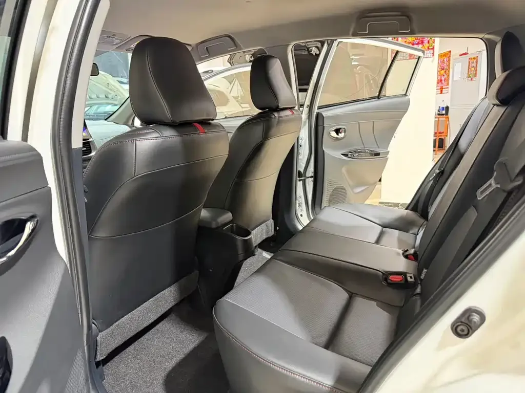 Toyota Yaris L — фото 10