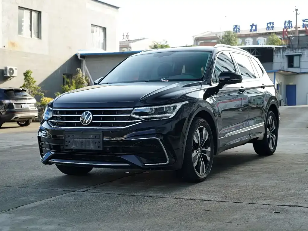 Volkswagen Tiguan L — фото 1