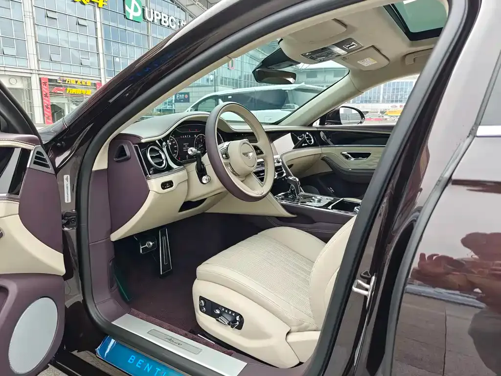 Bentley Flying Spur — фото 10