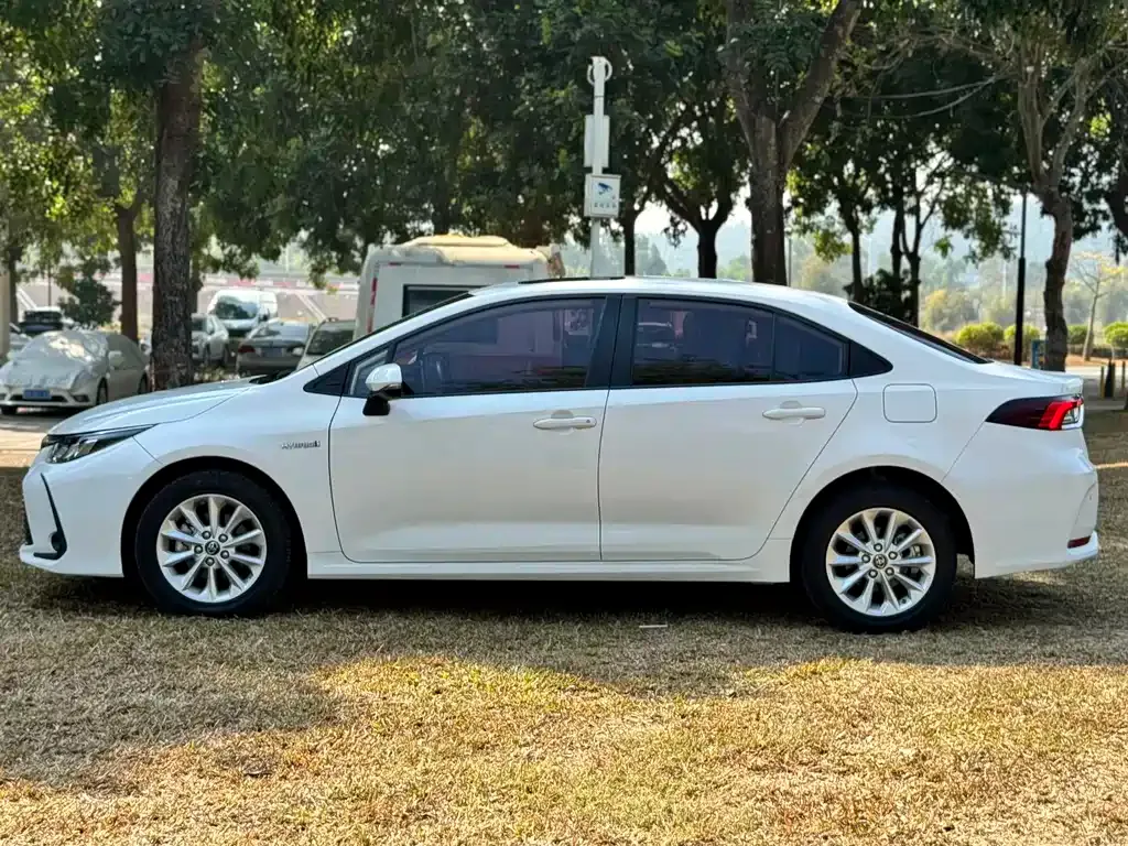 Toyota Corolla — фото 7