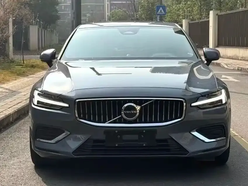 Volvo S60 — фото 1