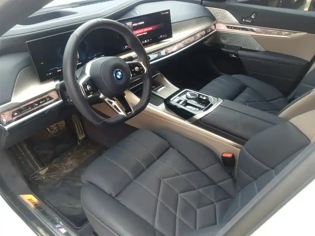 BMW i7 M70L — фото 9