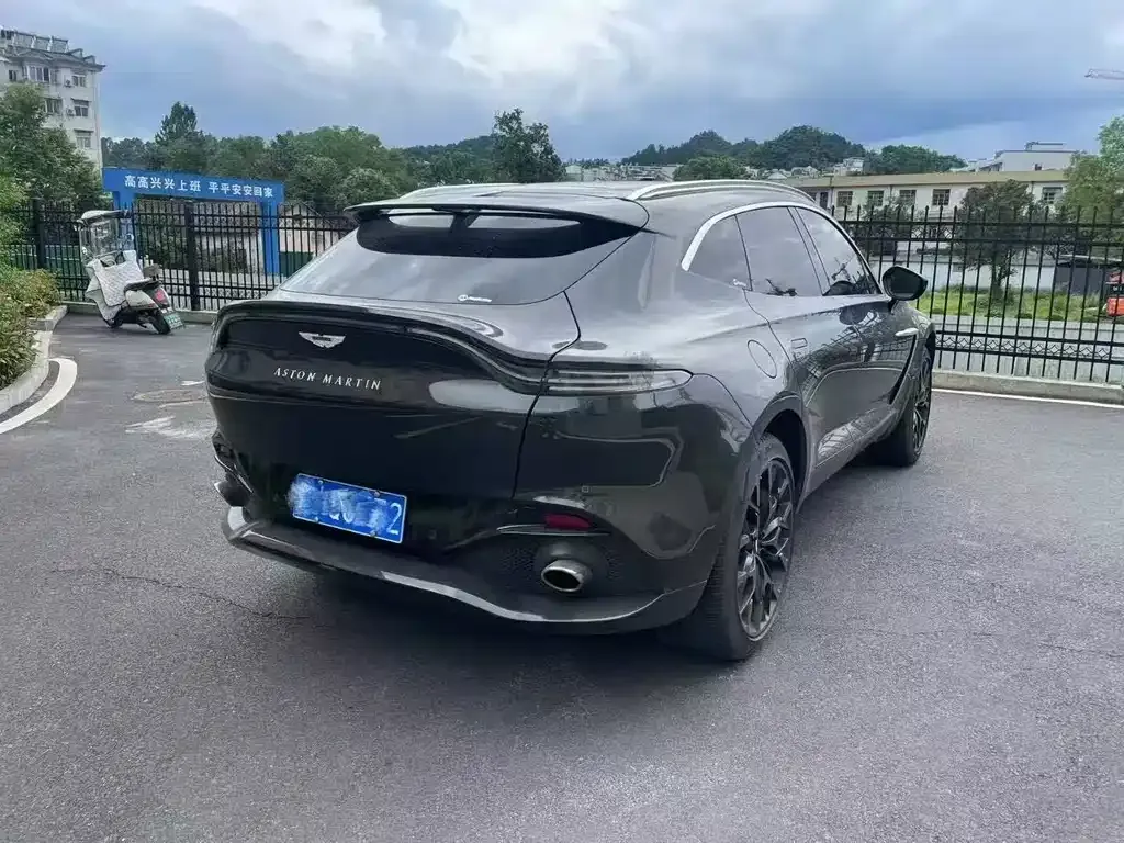 Aston Martin DBX — фото 10