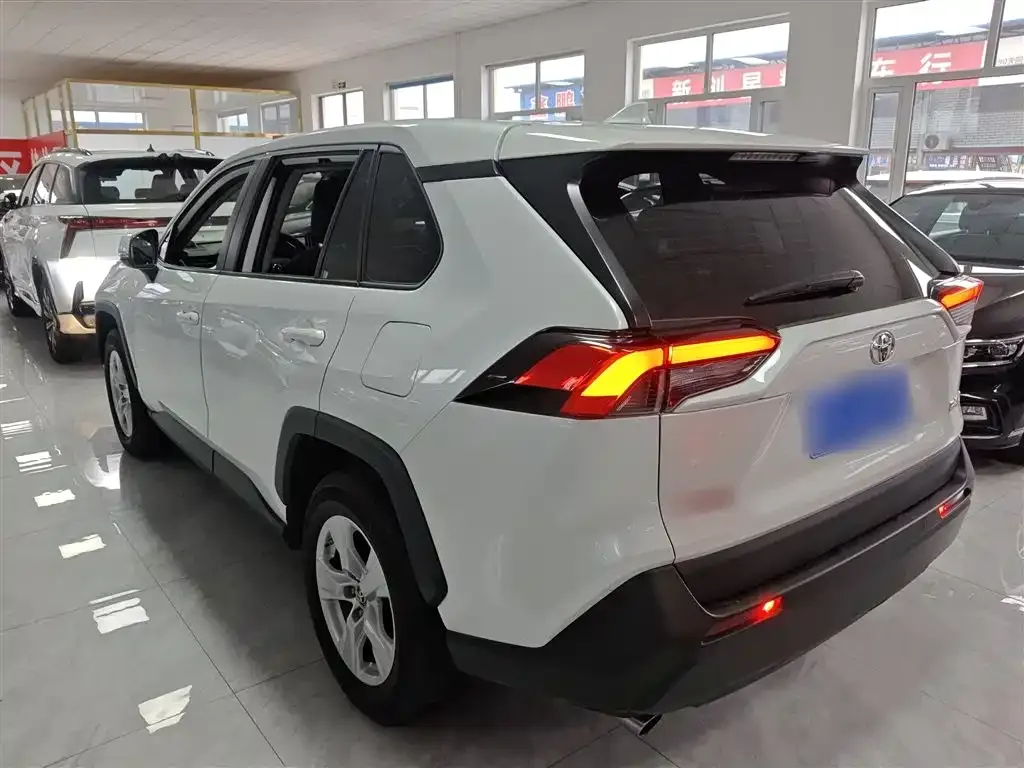 Toyota RAV4 — фото 4