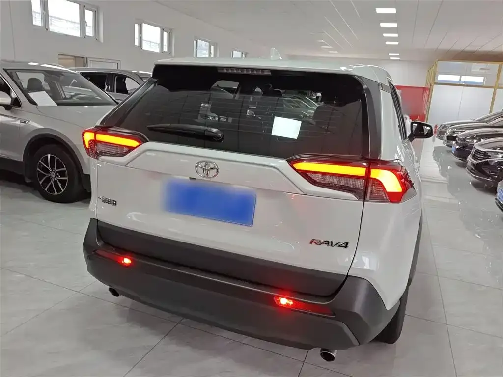 Toyota RAV4 — фото 6