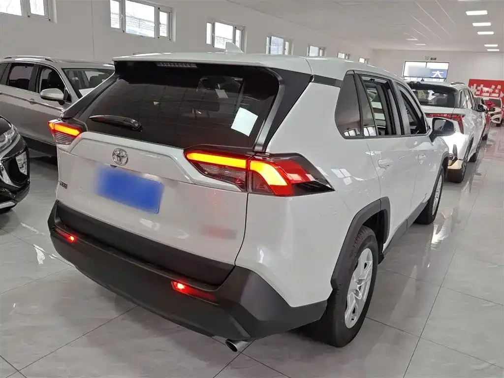 Toyota RAV4 — фото 2