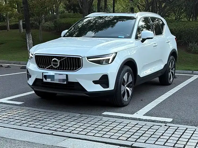 Volvo XC40 — фото 1