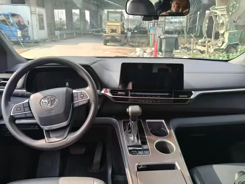 Toyota Granvia — фото 2