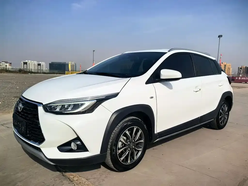 Toyota Yaris L — фото 1