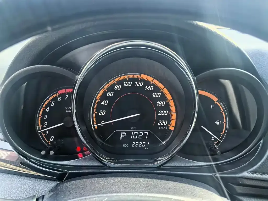 Toyota Yaris L — фото 10