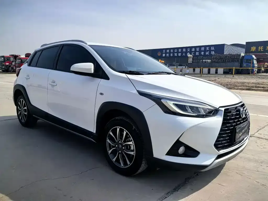 Toyota Yaris L — фото 4