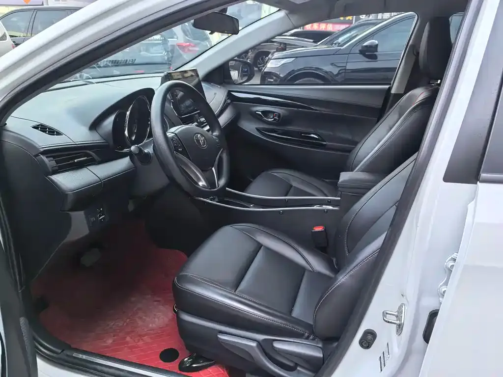 Toyota Yaris L — фото 8