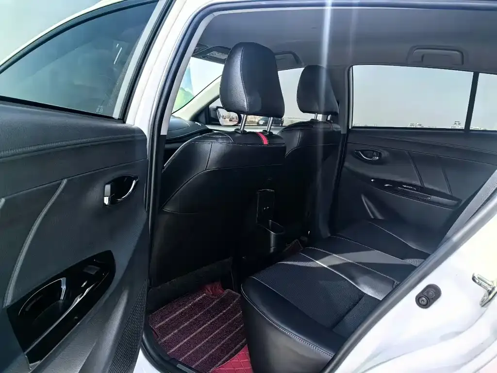 Toyota Yaris L — фото 7