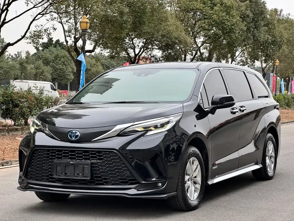 Toyota Granvia — фото 1
