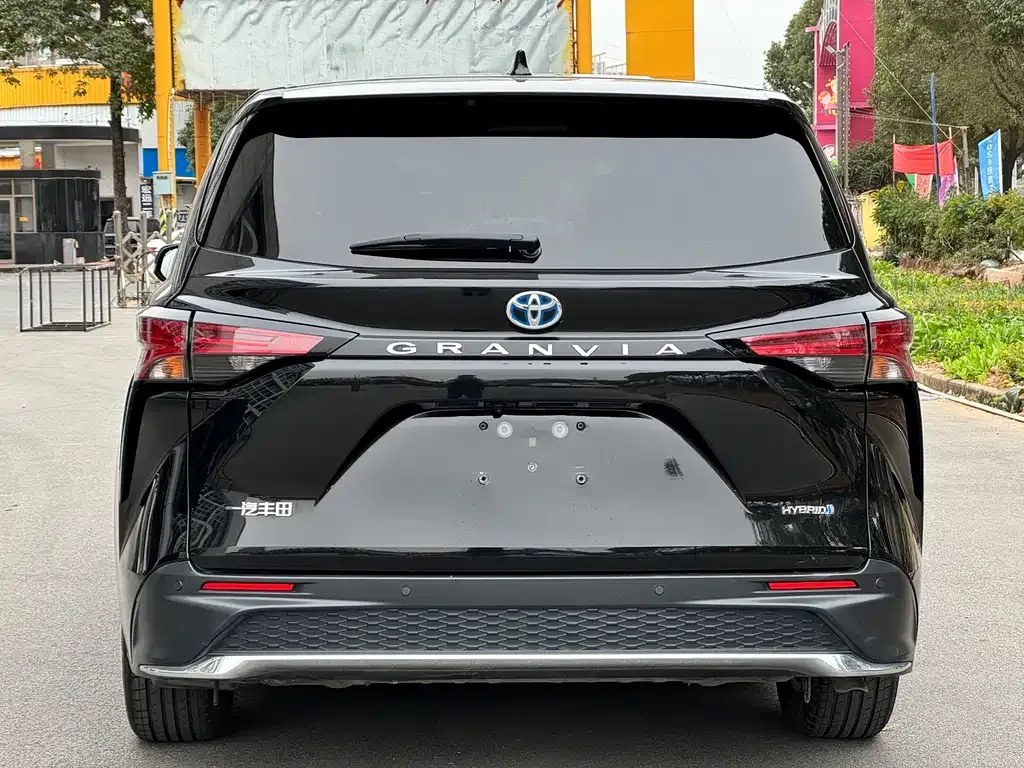 Toyota Granvia — фото 10