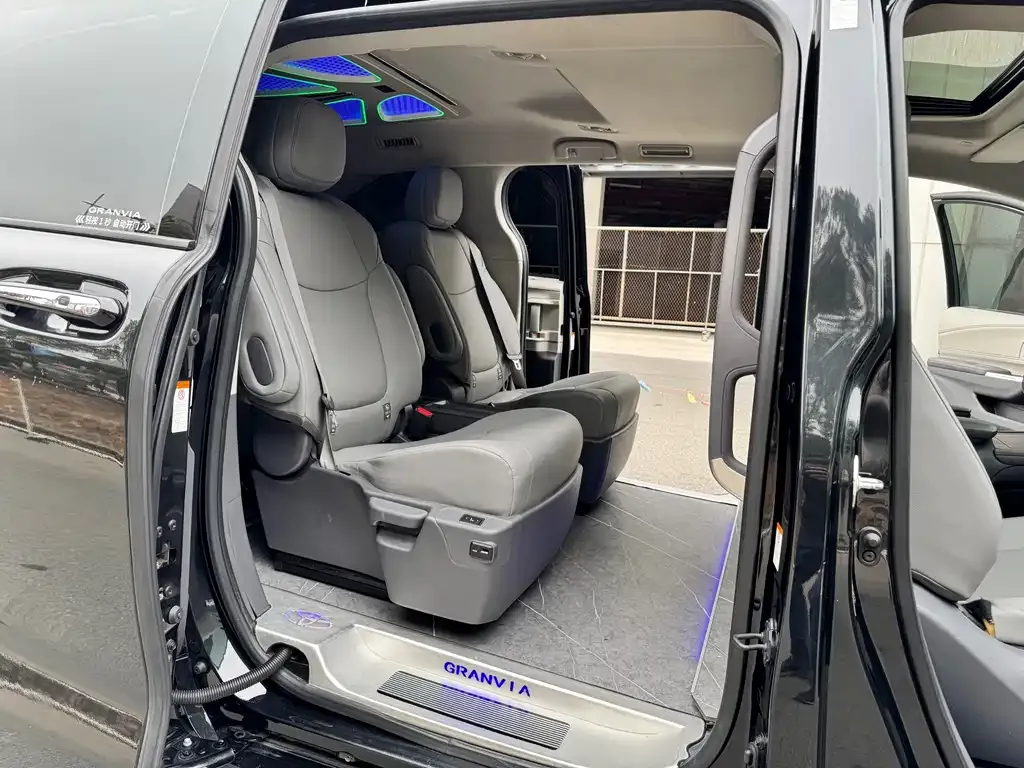 Toyota Granvia — фото 3