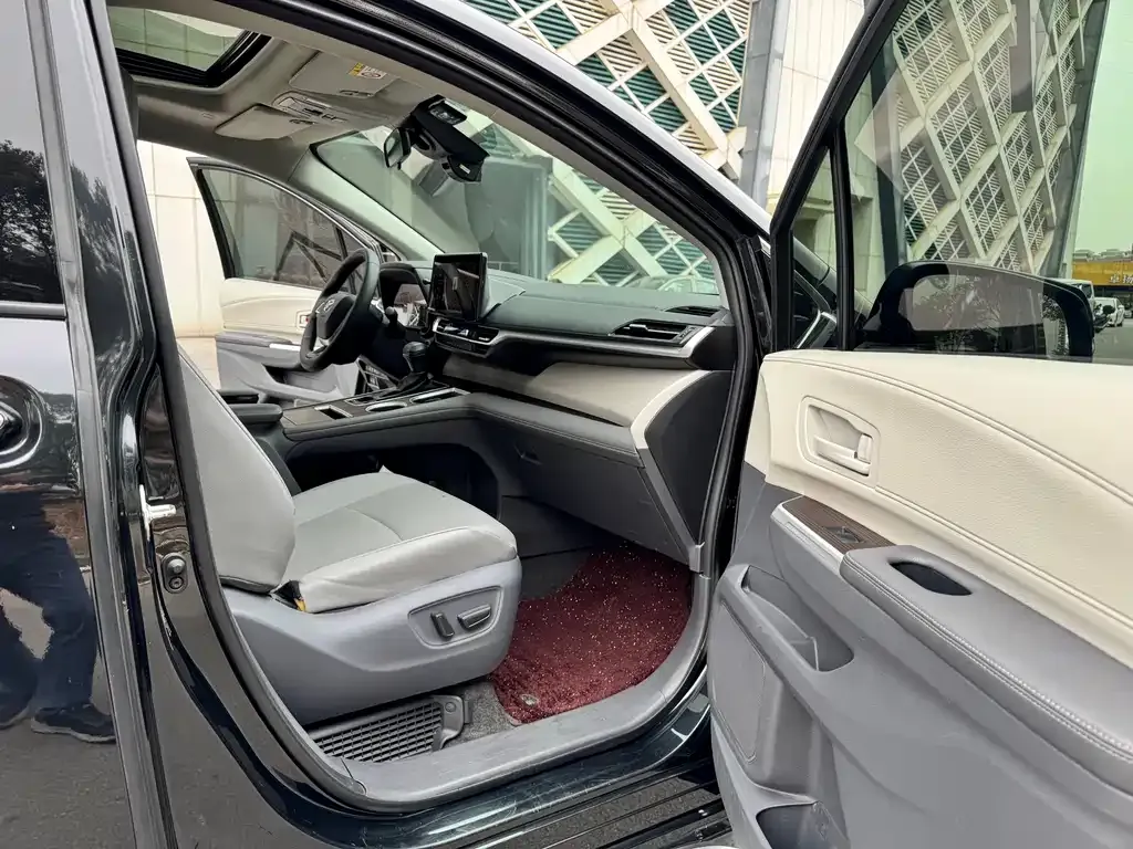 Toyota Granvia — фото 4