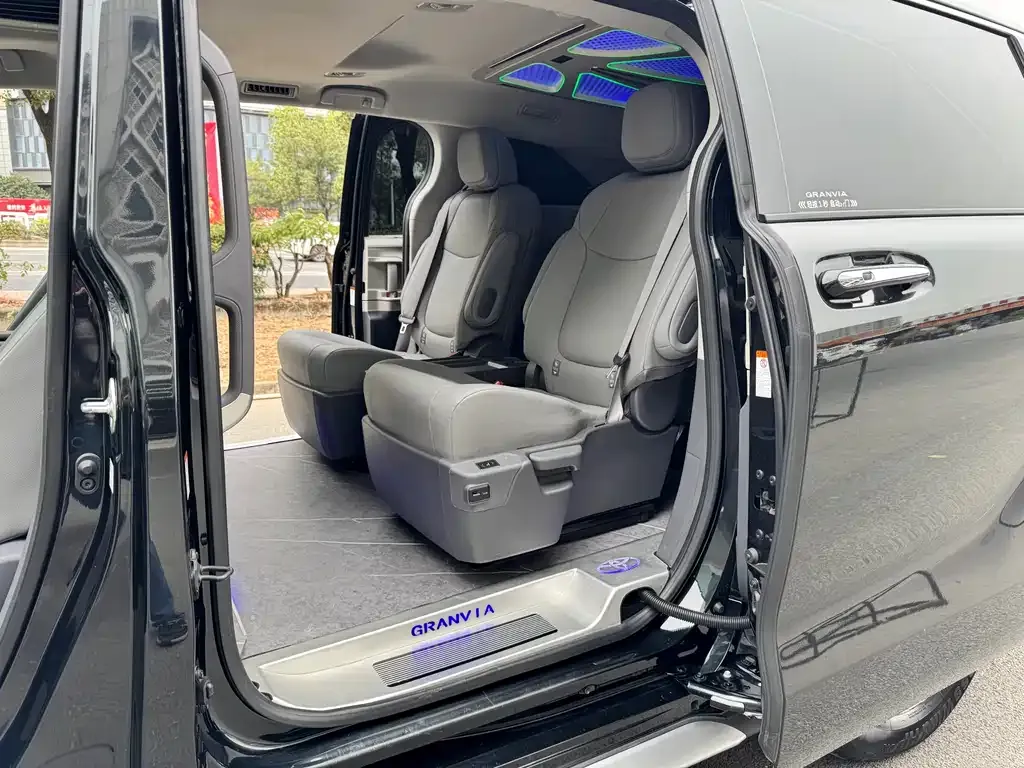 Toyota Granvia — фото 2