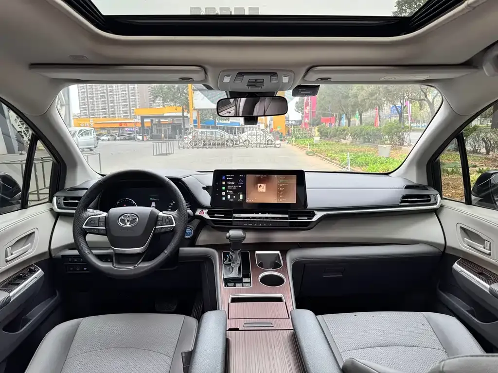 Toyota Granvia — фото 8