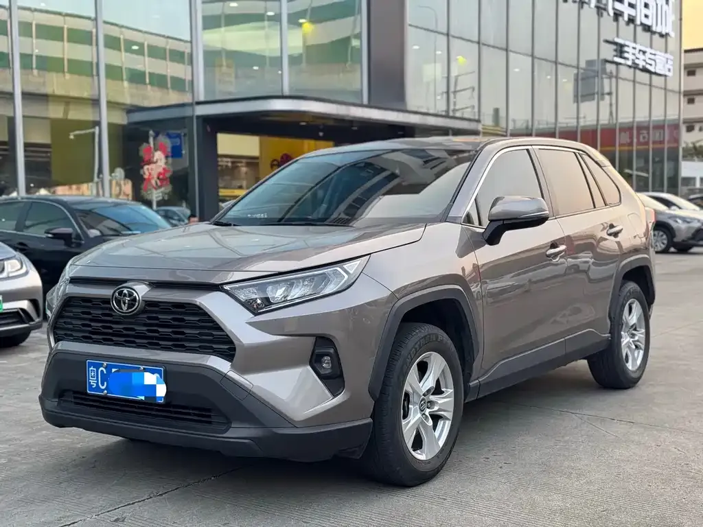 Toyota RAV4 — фото 1