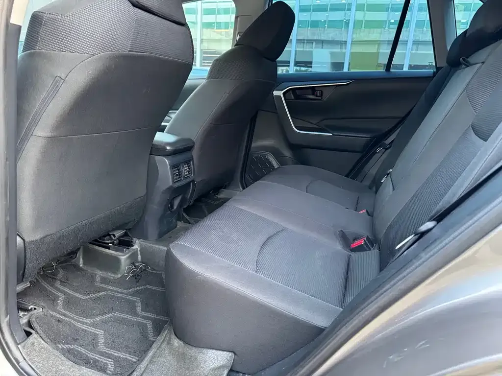 Toyota RAV4 — фото 2