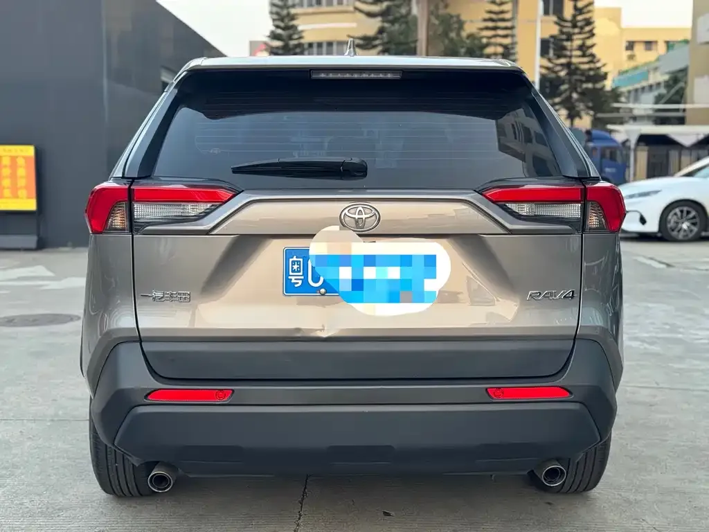 Toyota RAV4 — фото 7