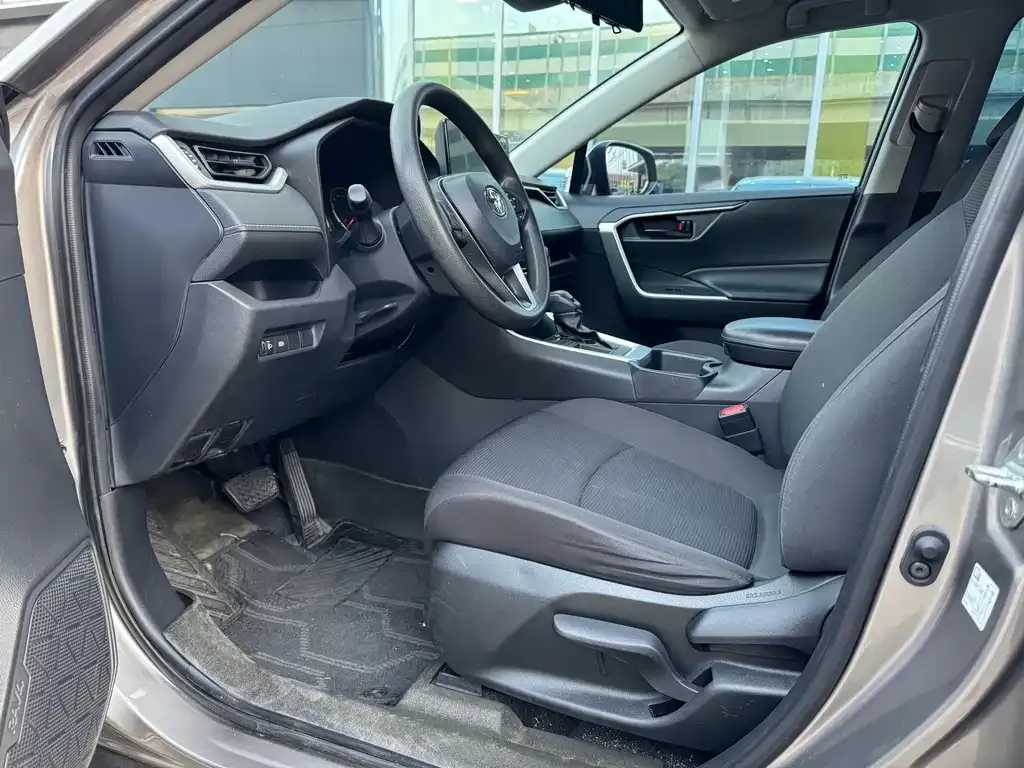 Toyota RAV4 — фото 9