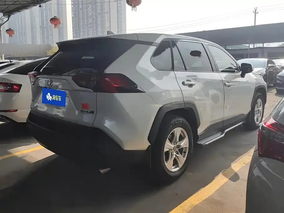 Toyota RAV4 — фото 9