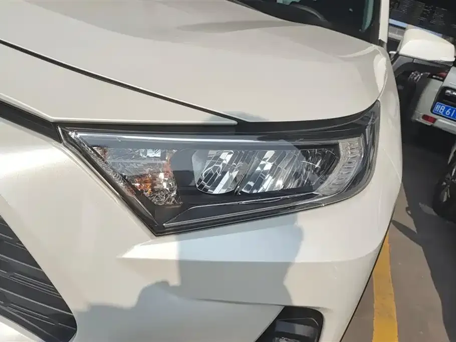 Toyota RAV4 — фото 7